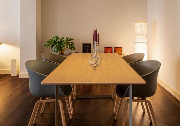 Améliorez l’esthétique de l’intérieur de votre maison en y aménageant une table artisanale en bois
