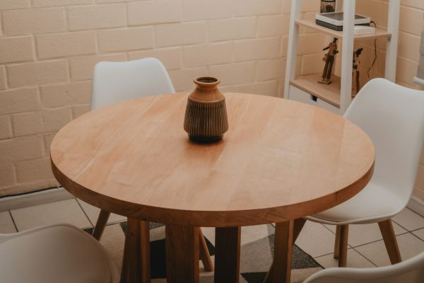 Top 5 tables en bois faites main pour rehausser votre intérieur