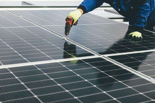 Quelle est la meilleure méthode pour installer des panneaux solaires sur un toit en pente sans percer l'étanchéité?