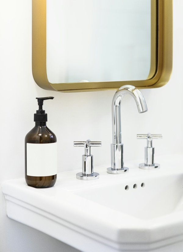 Guide pour installer un robinet de salle de bain: astuces pratiques