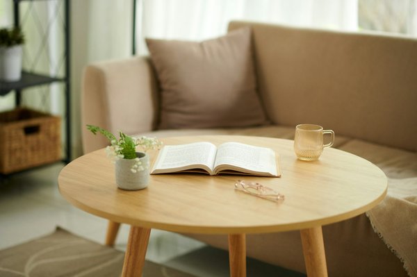 Améliorez l'esthétique de l'intérieur de votre maison en y aménageant une table artisanale en bois